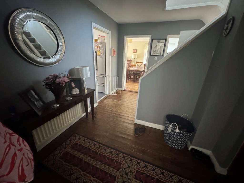 Lot: 167 - DETACHED FOUR-BEDROOM HOUSE - RESIDENTIAL INVESTMENT - Entrance hall
